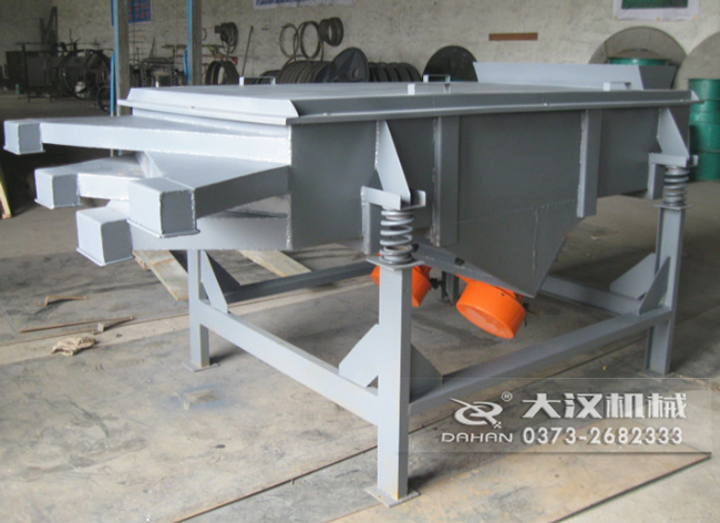  525型直線振動篩采用碳鋼材質，有四個出料口可同時篩出5種不同的物料等級。