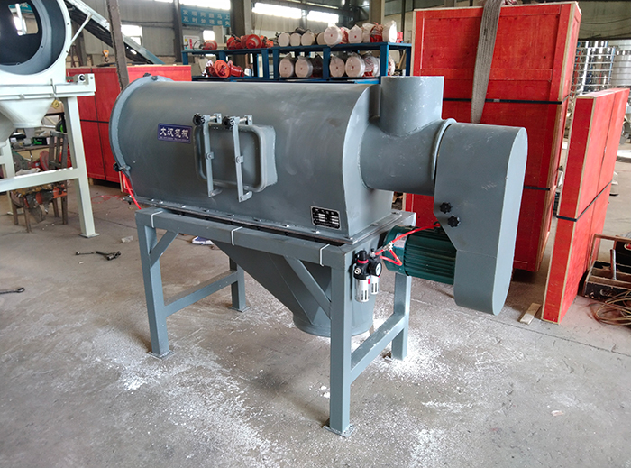 氣流篩采用碳鋼材質的外殼，臥式的篩網利用風力與物料的離心力對物料進行篩分。產量高，效果好。